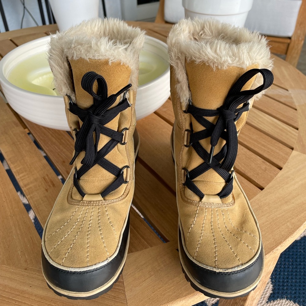 Black and Tan SOREL Tívoli snow boots